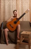 ST18_LANA_Y_NAKED_GUITARIST_10.webp