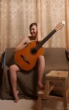 ST18_LANA_Y_NAKED_GUITARIST_13.webp