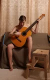 ST18_LANA_Y_NAKED_GUITARIST_15.webp