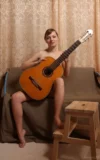 ST18_LANA_Y_NAKED_GUITARIST_17.webp