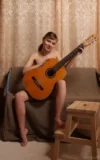 ST18_LANA_Y_NAKED_GUITARIST_3.webp