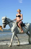 ST18_LARISSA_H_LARISSA_-_RIDING_BY_THE_BEACH_10.webp