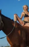 ST18_LARISSA_H_LARISSA_-_RIDING_BY_THE_BEACH_14.webp