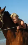 ST18_LARISSA_H_LARISSA_-_RIDING_BY_THE_BEACH_20.webp