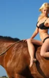 ST18_LARISSA_H_LARISSA_-_RIDING_BY_THE_BEACH_8.webp