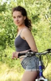 MA_MELISSA_MAZ_BIKING_IN_NATURE_10.webp