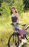 MA_MELISSA_MAZ_BIKING_IN_NATURE_14.webp