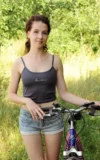 MA_MELISSA_MAZ_BIKING_IN_NATURE_15.webp