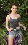 MA_MELISSA_MAZ_BIKING_IN_NATURE_20.webp