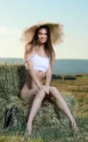 MA_ANASTASIA_BELLA_HAY_FIELD_19.webp