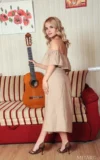 MA_LANA_FOXY_STRUMMING_3.webp