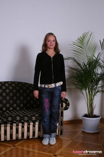 Suzi in blue jeans having fun w/ bf (162) TD