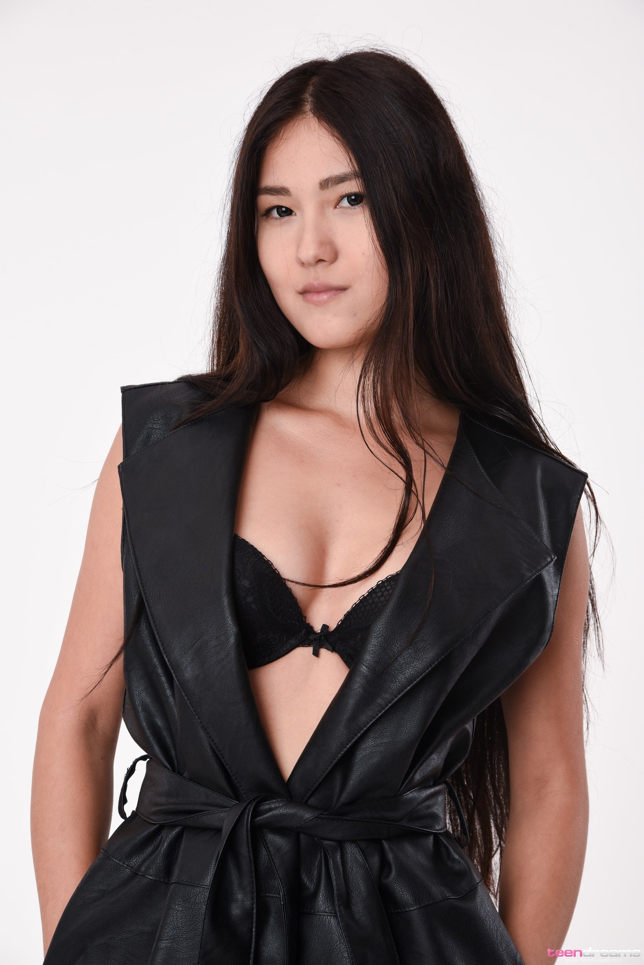 Kimiko on black chair (108) TD